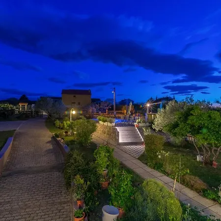 Ferienhaus 2000 Sqm Fully Fenced Estate, House Nika