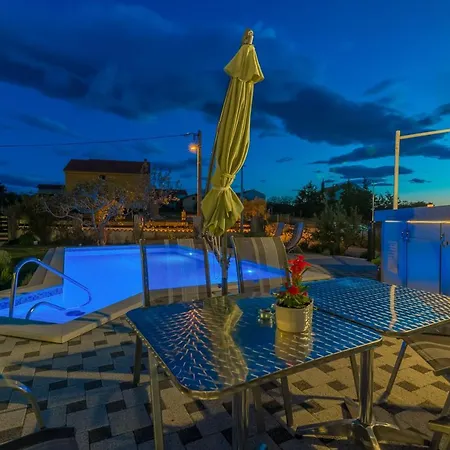 Dom wakacyjny 2000 Sqm Fully Fenced Estate, House Nika Posedarje